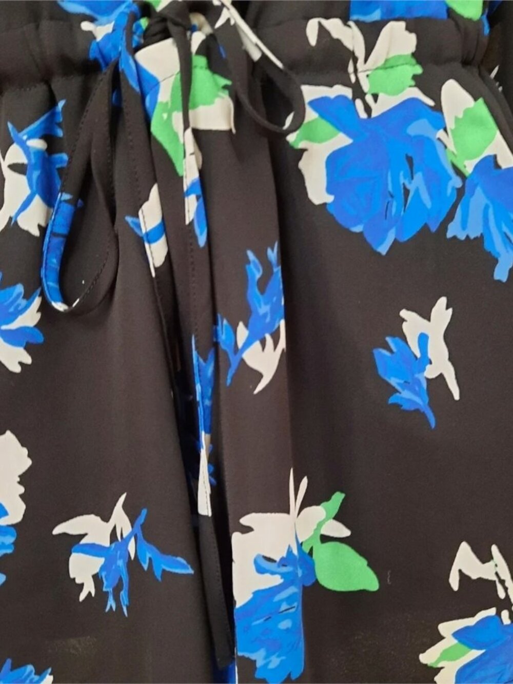 Lila Rose Floral Romper Women’s Size 4 Black Blue White Button Front - Picture 11 of 13